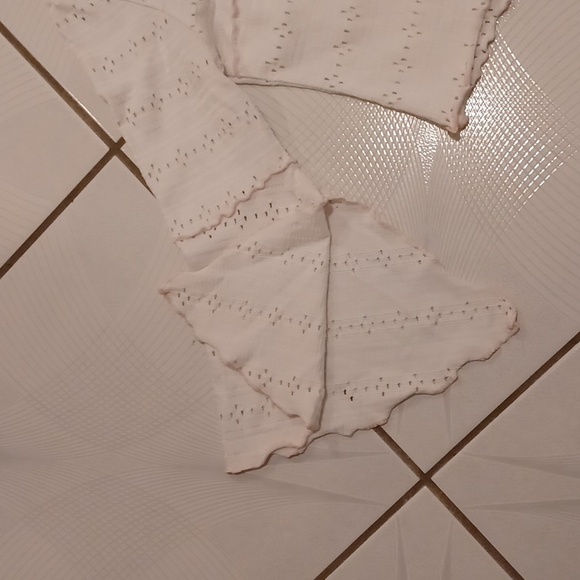 4/$30 White Lacy Long Bell Sleeve Tee - Size 5 (Girl) - Picture 4 of 7